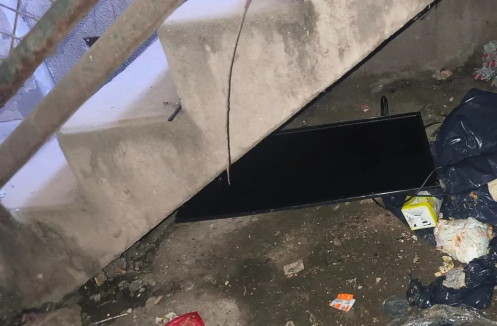 En la frenética persecución, el equipo mayor quedó tirado debajo de una escalera. Foto gentileza.