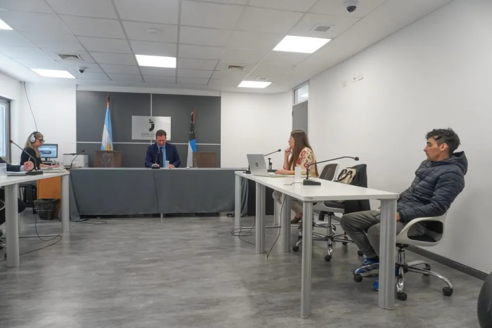 Tras un acuerdo entre partes, el acusado cumplirá pautas de conducta.  Zafó de que le juntaran sus antecedentes. Fotos NoticiasNet. 