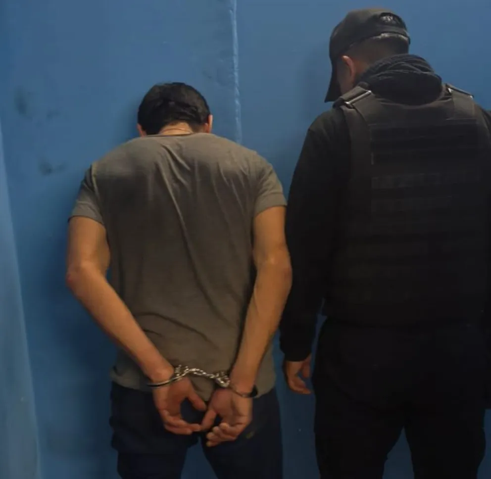 El sujeto quedó detenido ya que era buscado por robo agravado con uso de arma blanca. Foto gentileza.