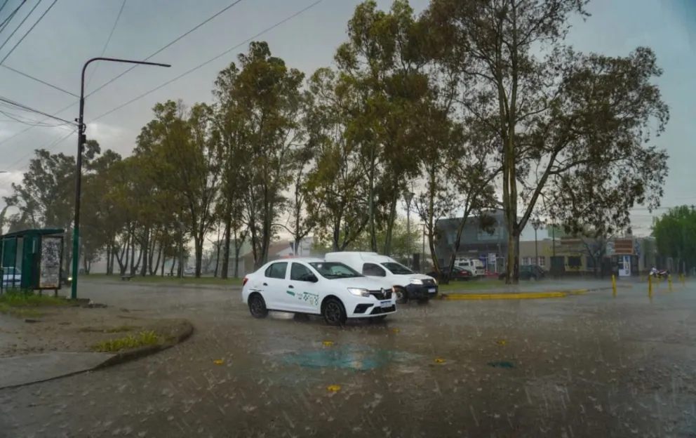 Hubo anegamientos transitorios y el agua comenzó a drenar con normalidad hacia las 17. Fotos: Vanesa Schwemmler para NoticiasNet.