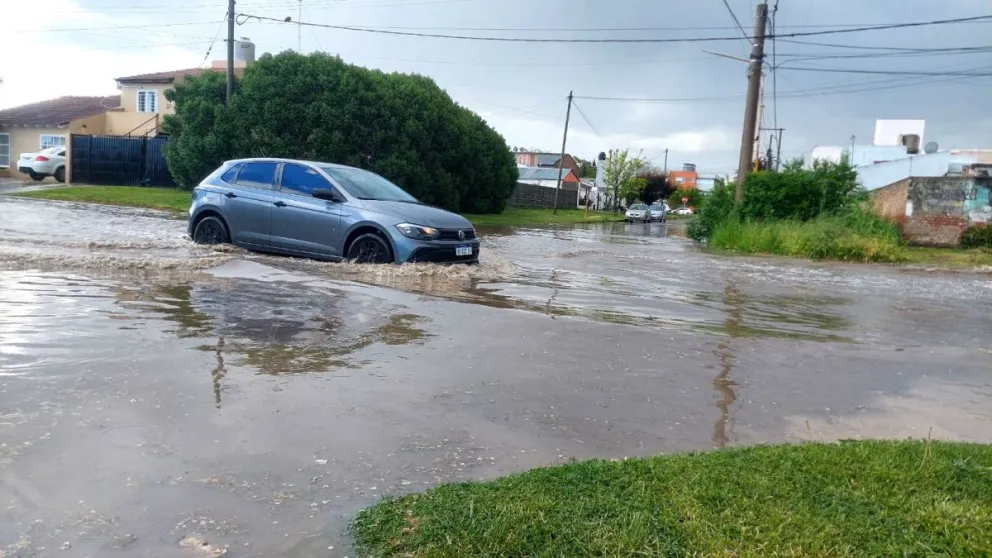 Escenario complicado por las últimas precipitaciones en Viedma. Foto Vanesa Schwemmler para NoticiasNet. 