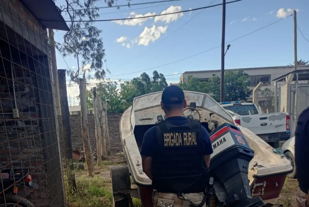 Policías rurales y de la comisaría estacionaron la lancha en la unidad policial de Valle Medio. Fotos gentileza.
