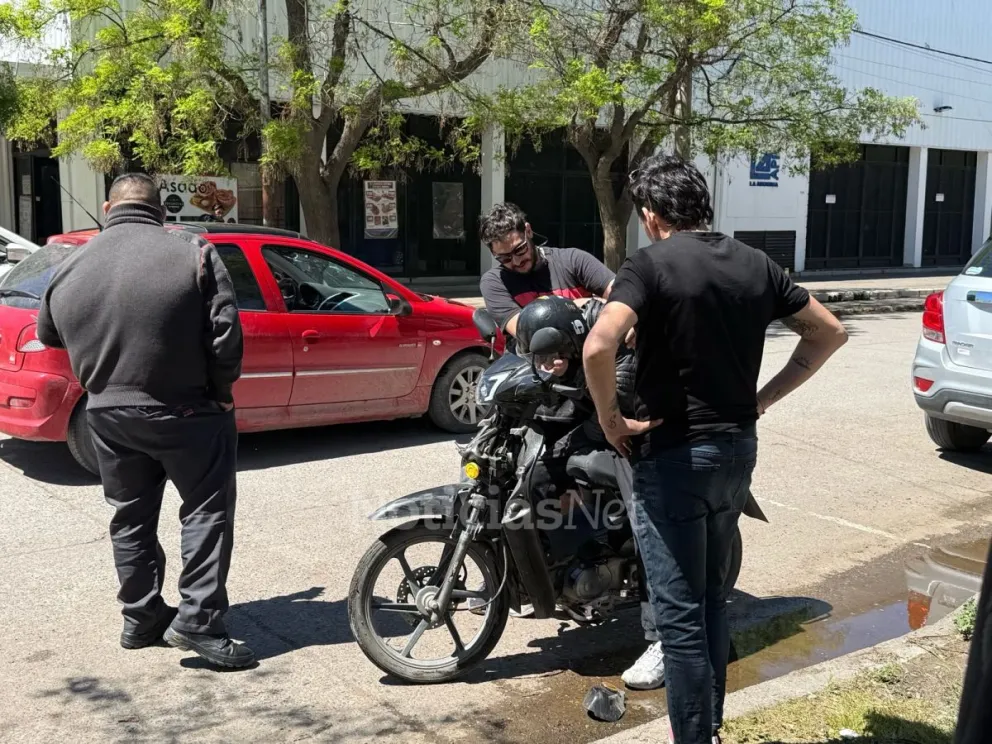 El joven motociclista rompió en llanto porque le iban a secuestrar la moto de su mamá, tras un choque en la calle Rivadavia. Fotos NoticiasNet. 