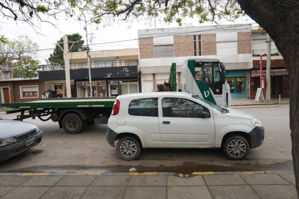 Un escándalo frente al Hospital Zatti terminó con el secuestro de un automóvil. Fotos NoticiasNet. 