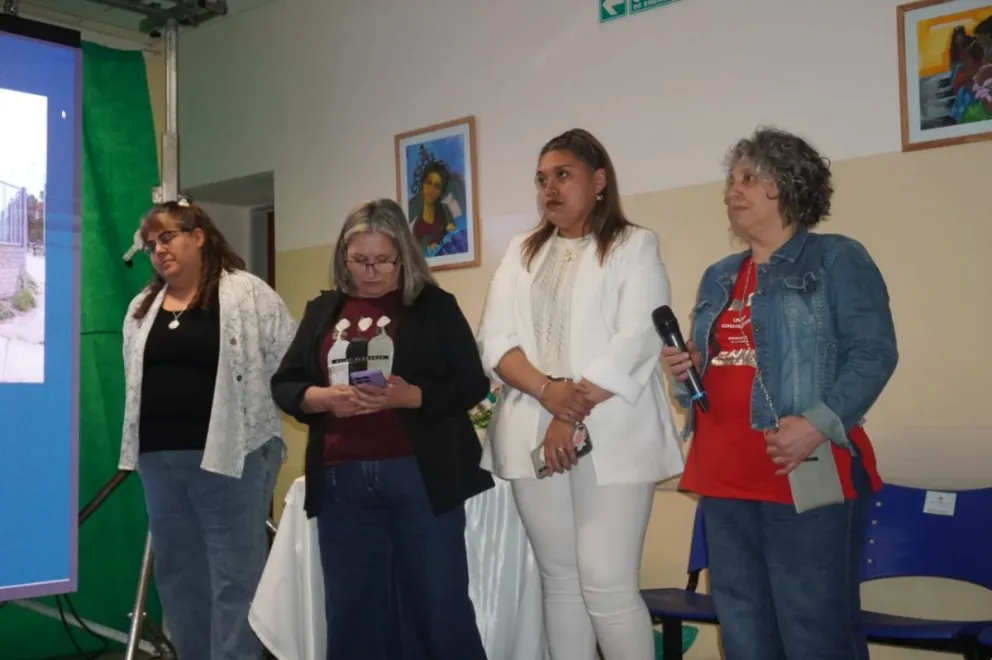Trabajadoras del CAPS Sargento Cabral expusieron en el Hospital Zatti.  Fotos Vanesa Schwemmler.