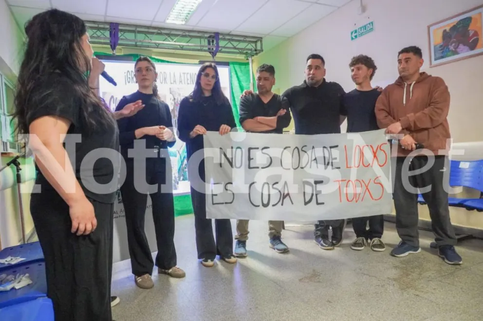 "No es cosa de locos, es cosa de todos", la bandera desplegada por el equipo de Salud Mental del hospital público de Viedma. Fotos Vanesa Schwemmler para NoticiasNet. 