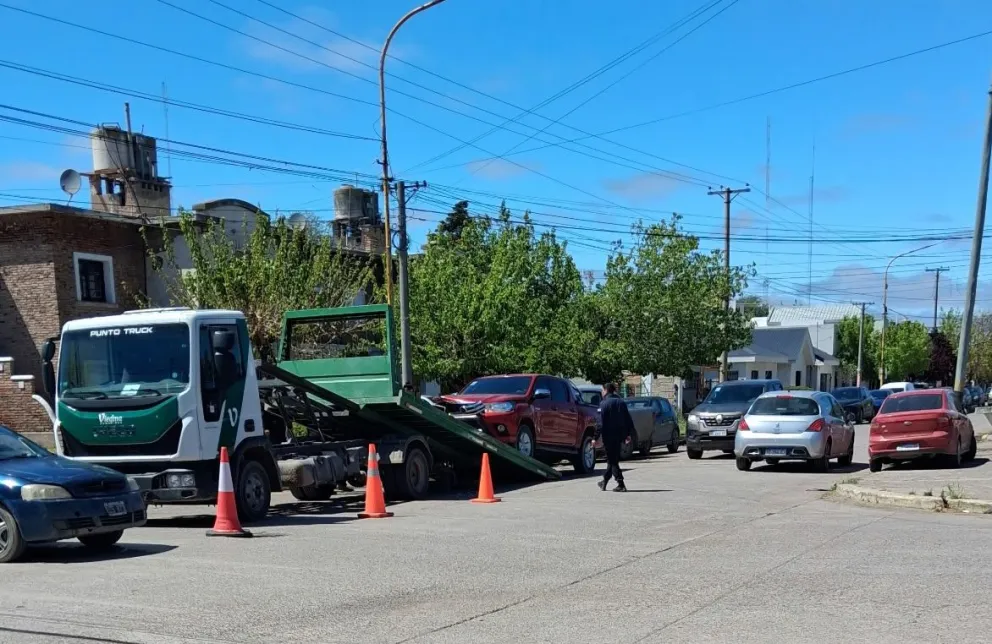El playero municipal levantó a la camioneta y por la decisión de secuestro, todo apunta a que el conductor es el responsable del siniestro. Foto gentileza.