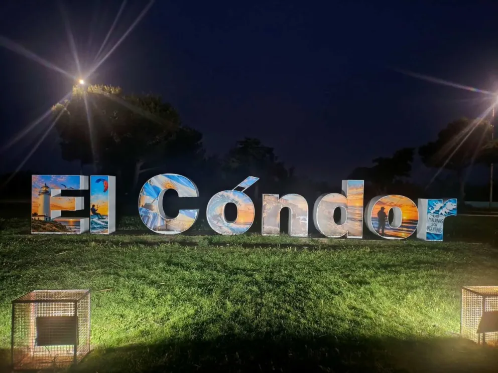 La Municipalidad de Viedma realizó trabajos de mejora y renovó la imagen del cartel de letras ubicado en el ingreso, sobre la rotonda. Foto: Gentileza.