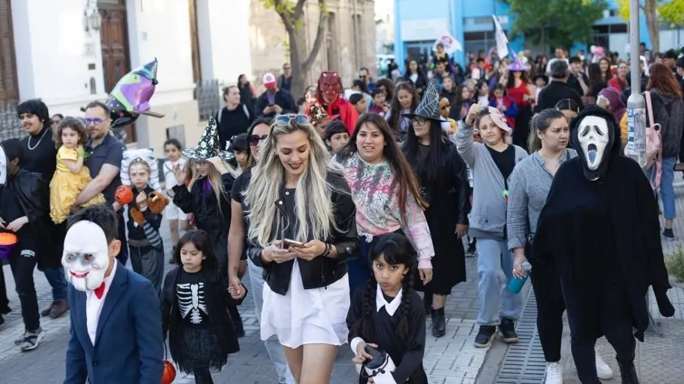 La ciudad se une para festejar Halloween con marcha, feria barrial y una destacada grilla de artistas locales. Foto: Gentileza.