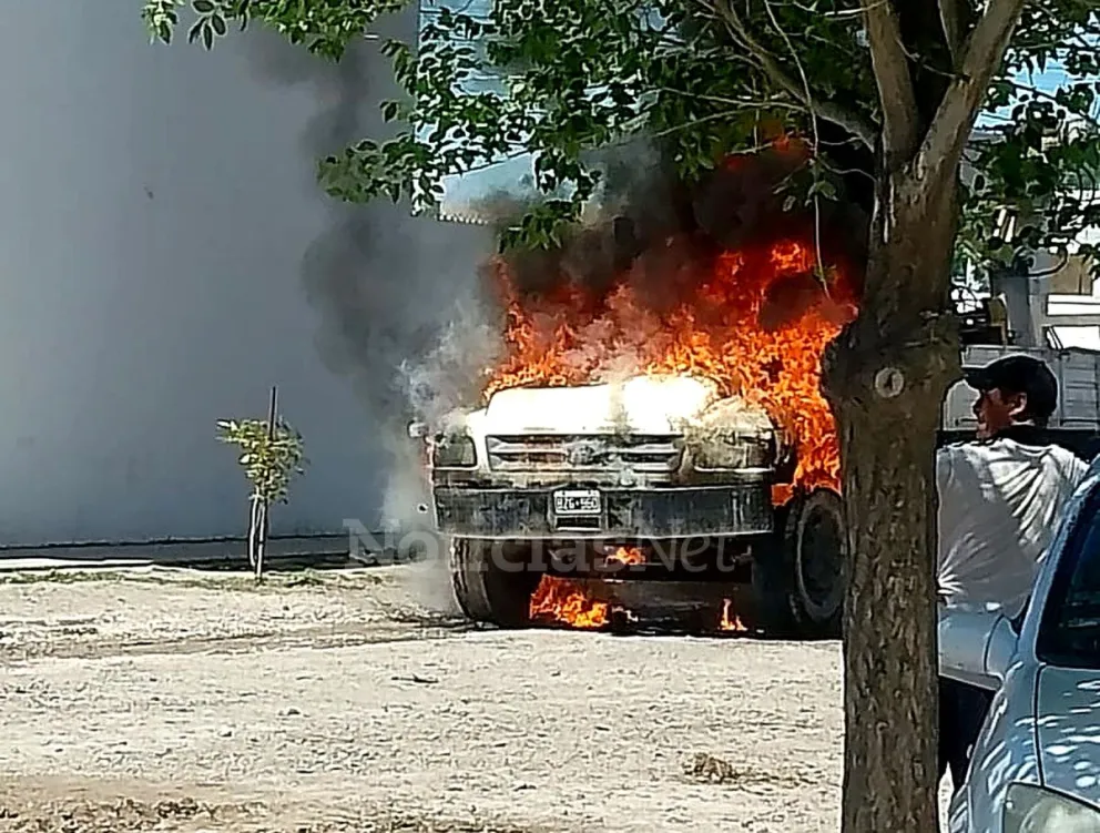 Feroz incendio de un camión volcador en el barrio Santa Clara de Viedma. Fotos proporcionadas por vecinos de la zona a NoticiasNet. 