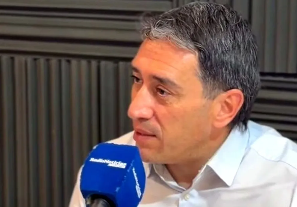 Marcos Castro, intendente de Viedma, en Radio Noticias para hablar sobre la autonomía de las elecciones ejecutivas en 2027, obras, limpieza, seguridad y cómo estará El Cóndor para el verano. Foto NoticiasNet. 